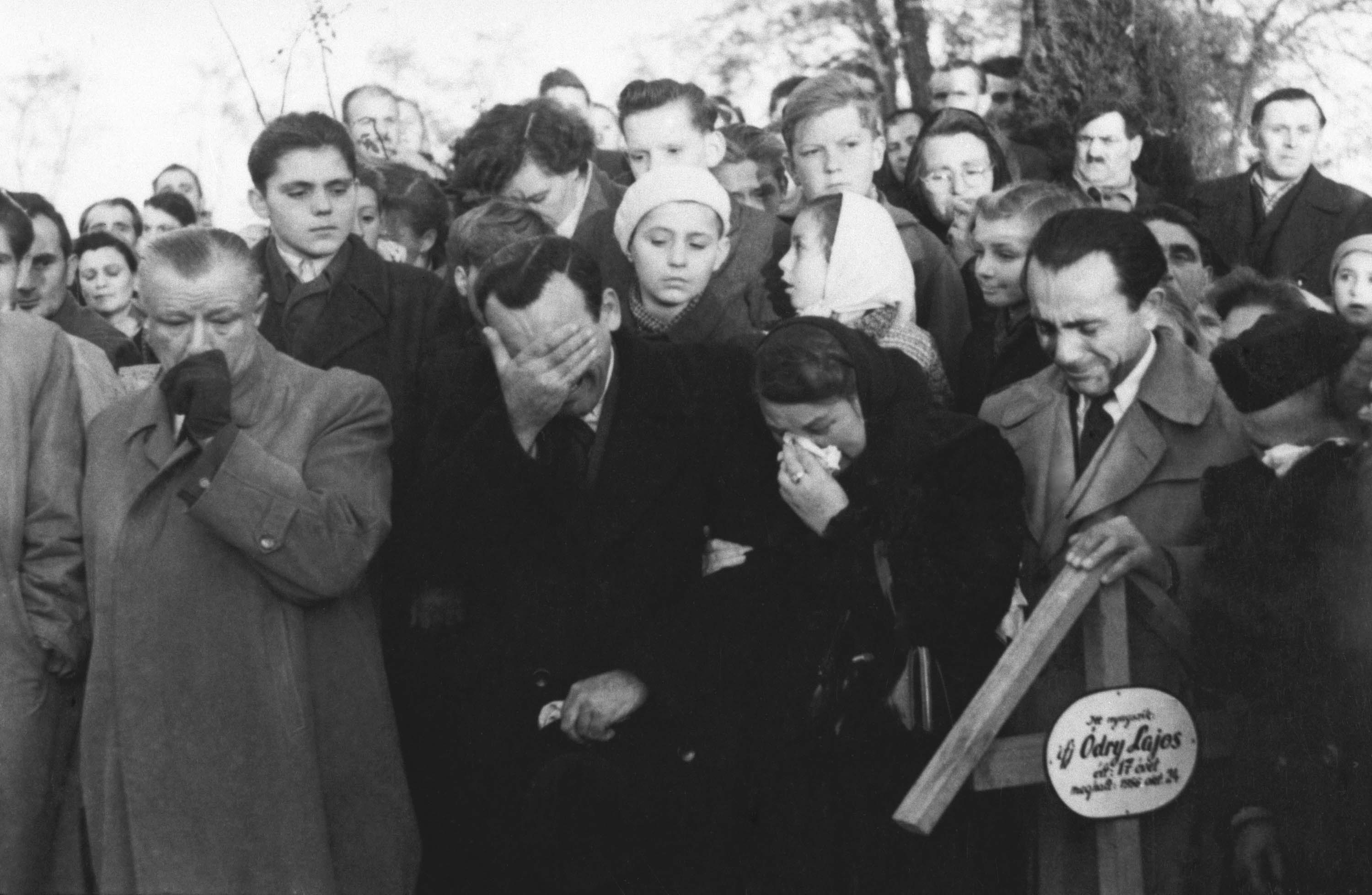 Grieving relatives, Budapest, 1956. MTI Archive